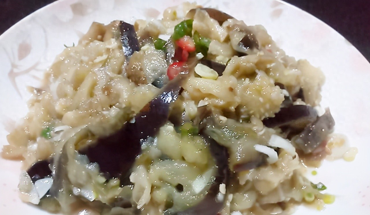 软糯香甜美味简单的蒸茄子，蒸一下拌一拌最好吃，操作简便味道香