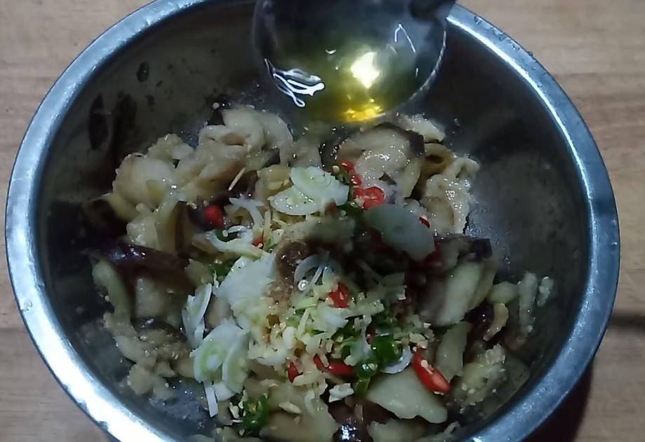 软糯香甜美味简单的蒸茄子，蒸一下拌一拌最好吃，操作简便味道香
