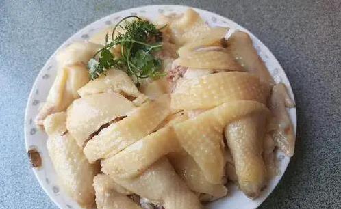 白切鸡不加调料却鲜美无比，三提三浸藏绝技，你会做吗？