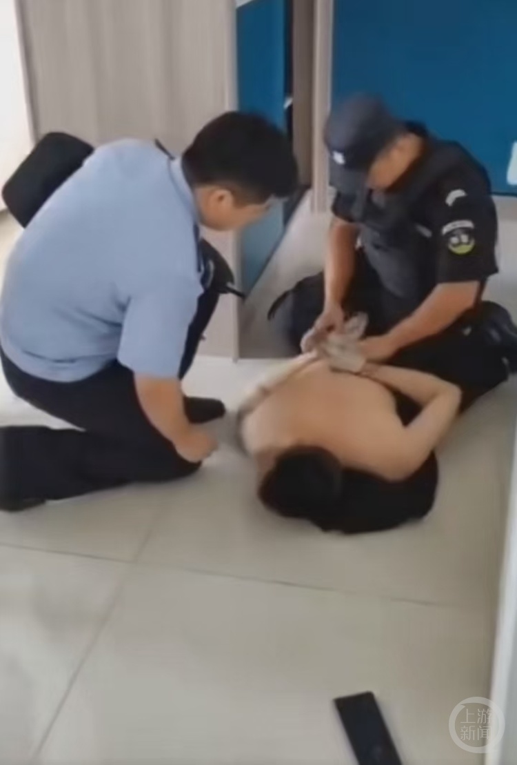 民警抓小偷身边柜子突然传出手机铃声，物业：保安发现后报警