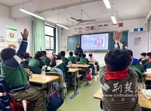 筑牢食品“安全网” 江汉区花楼水塔街食品安全教育活动进校园